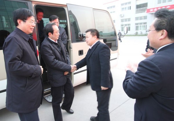 大发黄金版手机网页版登录总经理国建先生与前来视察工作的王副省长、崔书记亲切握手