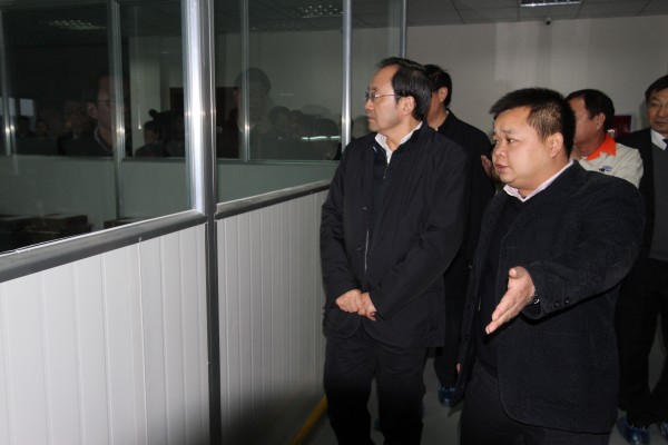 大发黄金版手机网页版登录总经理黄国建先生为王副省长讲解车间情况
