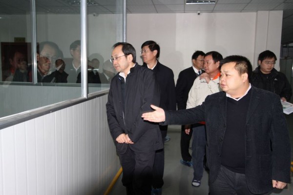 大发黄金版手机网页版登录总经理黄国建先生为王副省长讲解车间情况